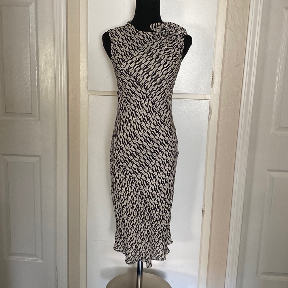 Max Studio XS 100% silk shell and polyester lined. Gently used. Vintage 1990’s